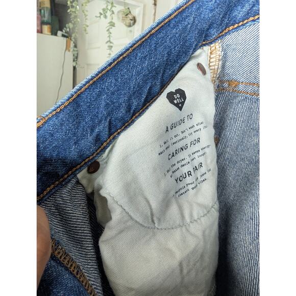 Madewell The Mom Jean in Downey Wash - Picture 5 of 10